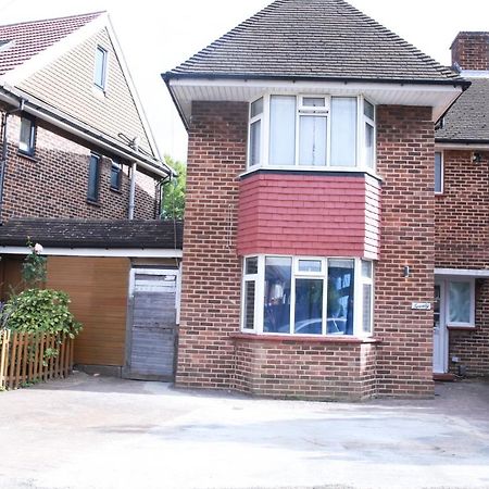 Stunning 2-Bed Apartment In Harrow Exterior foto